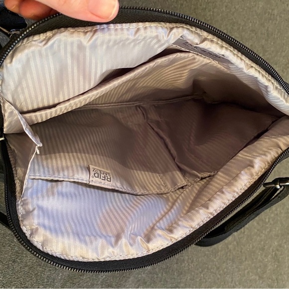 Pacsafe Daysafe Anti-theft Crossbody and Wallet - Picture 4 of 5